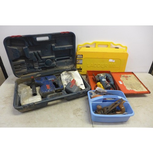 5034 - A Bosch jigsaw, a ladder m8, a Bosch hammer drill and tray of various hand tools