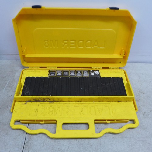 5034 - A Bosch jigsaw, a ladder m8, a Bosch hammer drill and tray of various hand tools