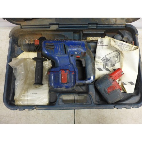 5034 - A Bosch jigsaw, a ladder m8, a Bosch hammer drill and tray of various hand tools