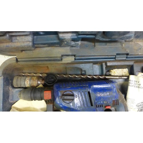 5034 - A Bosch jigsaw, a ladder m8, a Bosch hammer drill and tray of various hand tools