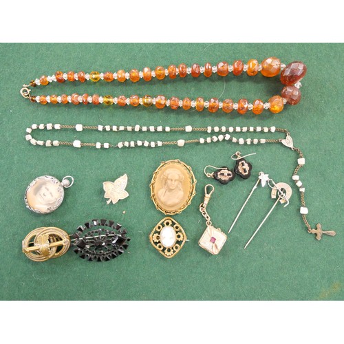 863 - A collection of Victorian and Edwardian jewellery in a casket, and a string of faceted amber beads, ... 