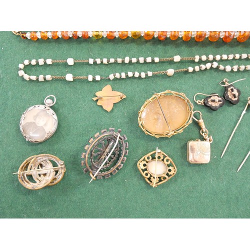 863 - A collection of Victorian and Edwardian jewellery in a casket, and a string of faceted amber beads, ... 