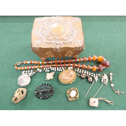 863 - A collection of Victorian and Edwardian jewellery in a casket, and a string of faceted amber beads, ... 