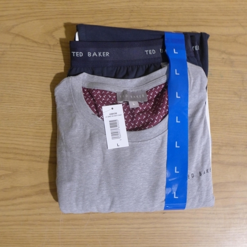 6239 - Quantity of mixed branded clothing to include, DKNY, Ted Baker, Champion, Tommy Hilfiger, etc, vario... 