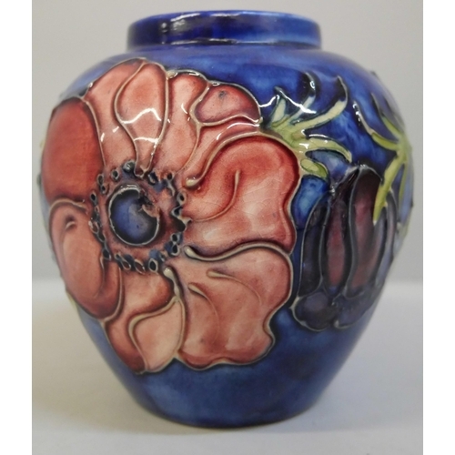 637 - A small early 20th Century Moorcroft vase with paper label to base, 9.5cm