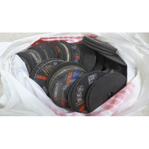 5033 - A bag of assorted grinding disks