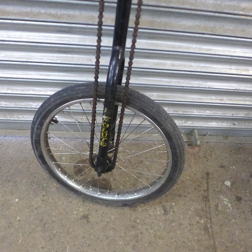 5131 - A black metal Giraffe unicycle with 16.5