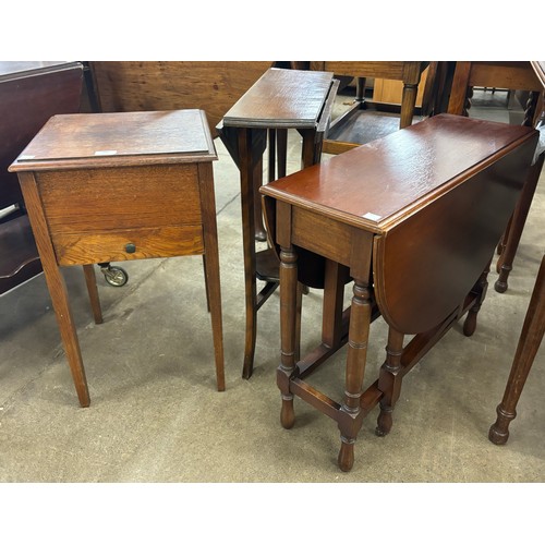 180 - An early 20th oak lady's sewing box and two drop leaf occasional tables