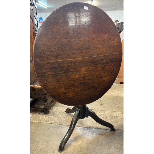 184 - A George III oak circular tripod tilt top tea table