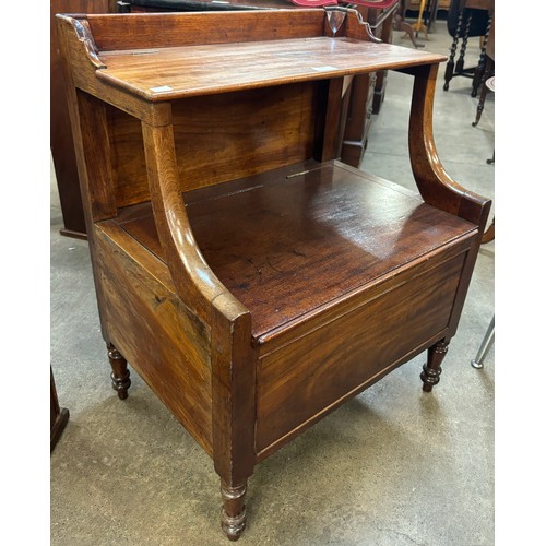 189 - A George III mahogany commode