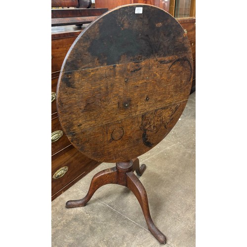 193 - A George III oak circular tilt top tripod tea table