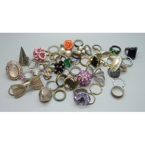 1004 - Fifty costume rings