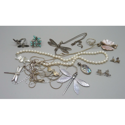 1007 - A string of pearls with a clasp in the form of a bee, an unmarked dragonfly pendant, a silver dragon... 