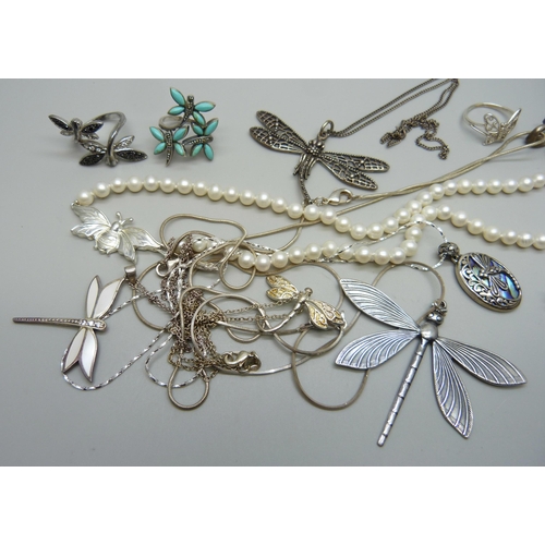 1007 - A string of pearls with a clasp in the form of a bee, an unmarked dragonfly pendant, a silver dragon... 