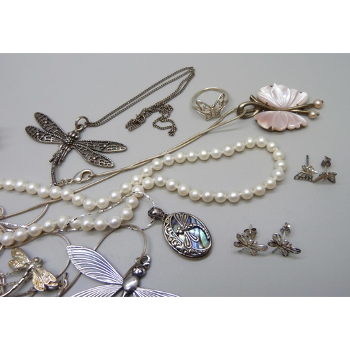 1007 - A string of pearls with a clasp in the form of a bee, an unmarked dragonfly pendant, a silver dragon... 