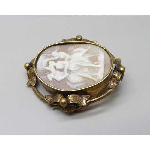 1014 - A Victorian gilt metal cameo brooch, 4.4 x 4cm