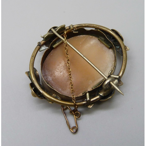 1014 - A Victorian gilt metal cameo brooch, 4.4 x 4cm