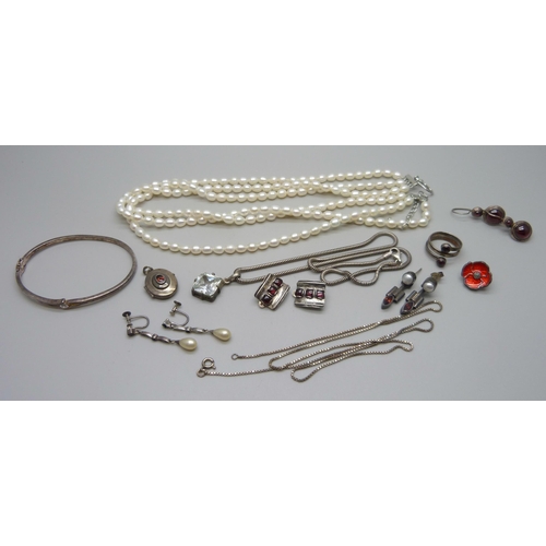 1016 - A three row pearl necklace with plated clasp, a plated pendant on a silver chain, a silver poppy pin... 