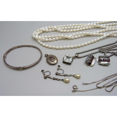 1016 - A three row pearl necklace with plated clasp, a plated pendant on a silver chain, a silver poppy pin... 