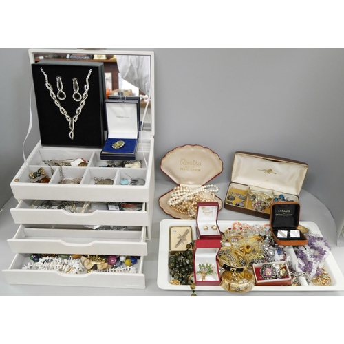 1019 - A box of mixed costume jewellery **PLEASE NOTE THIS LOT IS NOT ELIGIBLE FOR IN-HOUSE POSTING AND PAC... 