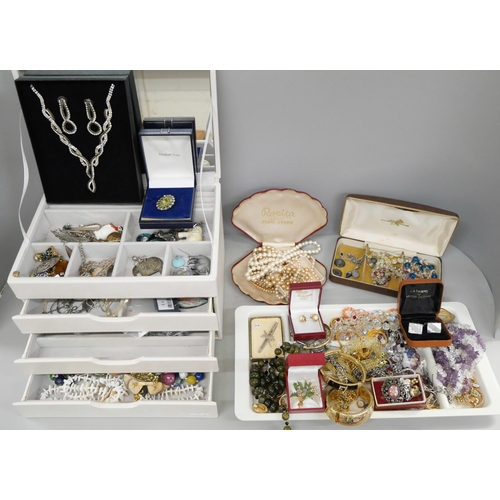 1019 - A box of mixed costume jewellery **PLEASE NOTE THIS LOT IS NOT ELIGIBLE FOR IN-HOUSE POSTING AND PAC... 