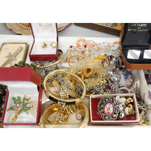 1019 - A box of mixed costume jewellery **PLEASE NOTE THIS LOT IS NOT ELIGIBLE FOR IN-HOUSE POSTING AND PAC... 