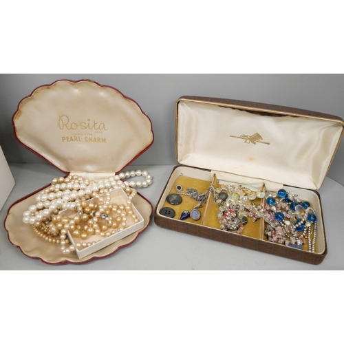 1019 - A box of mixed costume jewellery **PLEASE NOTE THIS LOT IS NOT ELIGIBLE FOR IN-HOUSE POSTING AND PAC... 