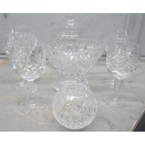 1044 - A collection of crystal and glassware **PLEASE NOTE THIS LOT IS NOT ELIGIBLE FOR IN-HOUSE POSTING AN... 