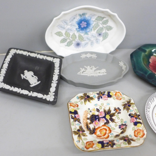 627 - A Moorcroft ashtray, a Swarovski sunflower, Wedgwood, Mason's, etc., (8)