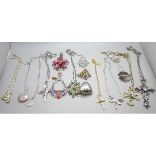 649 - Costume bracelets, bangles, pendants and chains