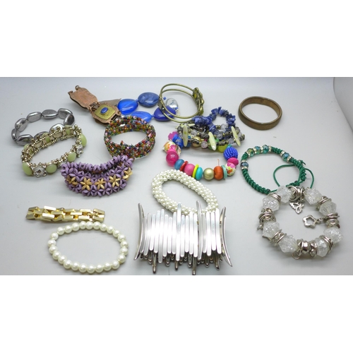 649 - Costume bracelets, bangles, pendants and chains