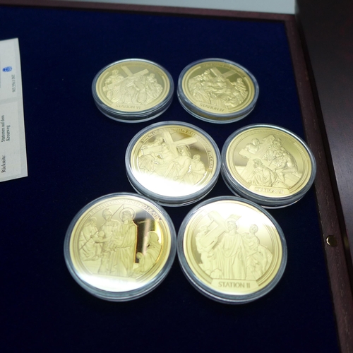 673 - Two cases of gold plated ingots and medals, (6+6)