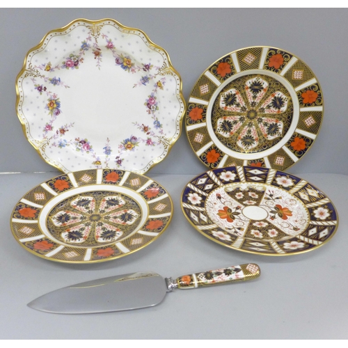 684 - Three Royal Crown Derby plates, 21.5cm, a cake slice and a Royal Antoinette wavy edge dinner plate, ... 