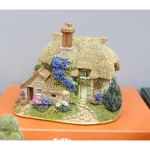 706 - A collection of Lilliput Lane cottages, boxed and with deeds, (12)