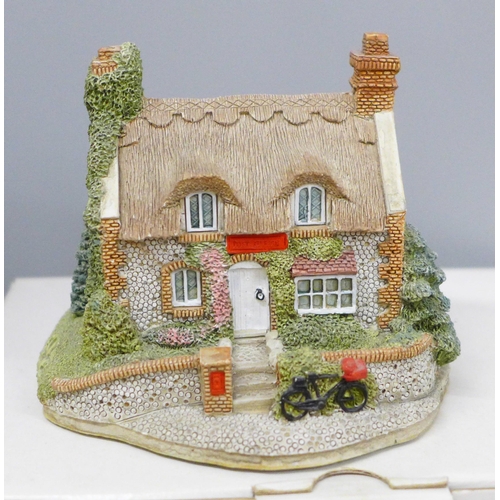 706 - A collection of Lilliput Lane cottages, boxed and with deeds, (12)