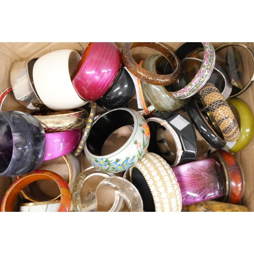 749 - Collection of bangles