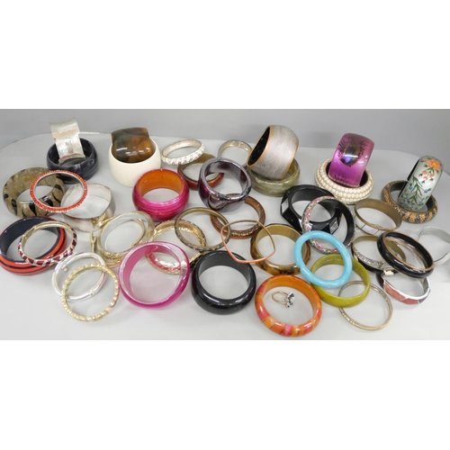 749 - Collection of bangles