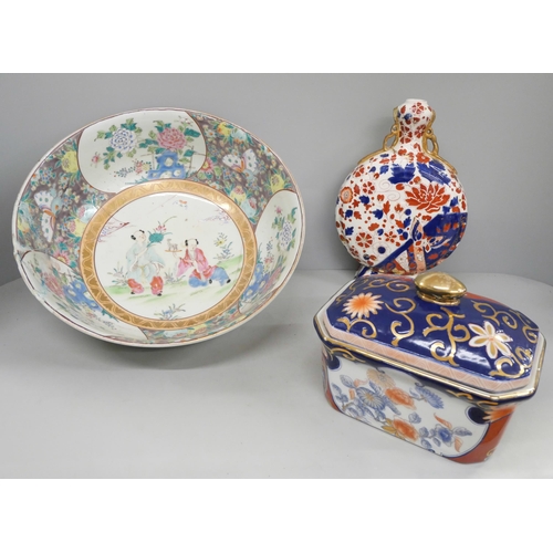 783 - A Chinese export porcelain bowl, a/f, a rectangular lidded jar and a moon flask vase, (3), vase 25.5... 