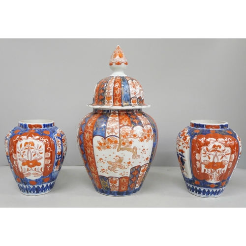 789 - A pair of Japanese Imari vases, 15cm, and a lidded Imari jar