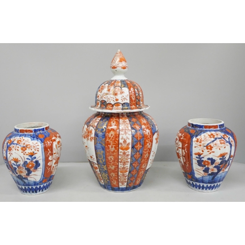 789 - A pair of Japanese Imari vases, 15cm, and a lidded Imari jar