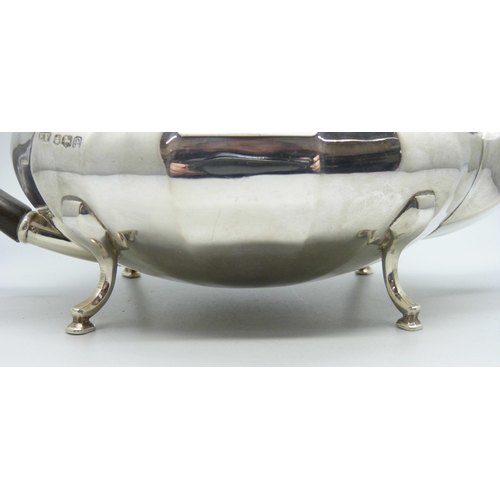 820 - An Edward Viner silver three piece tea service, Sheffield 1957, total weight 1098g