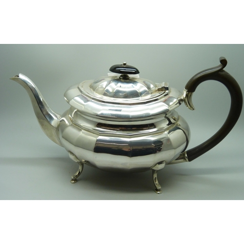 820 - An Edward Viner silver three piece tea service, Sheffield 1957, total weight 1098g