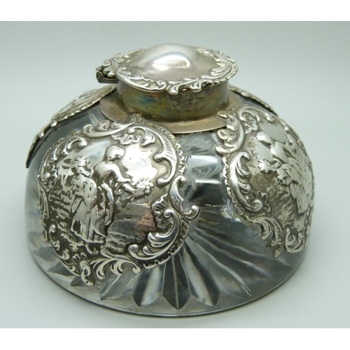 823 - A William Comyns glass inkwell with silver overlay and lid, London 1901, base 9cm