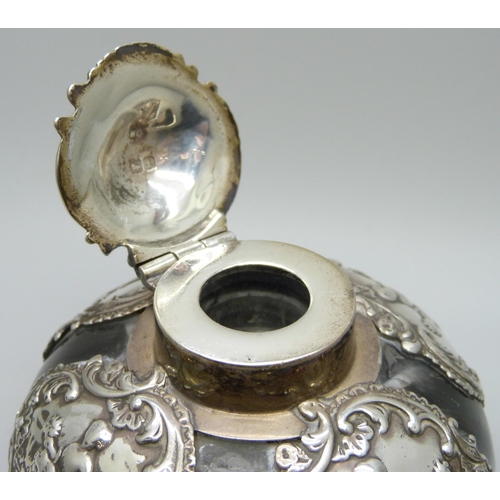 823 - A William Comyns glass inkwell with silver overlay and lid, London 1901, base 9cm