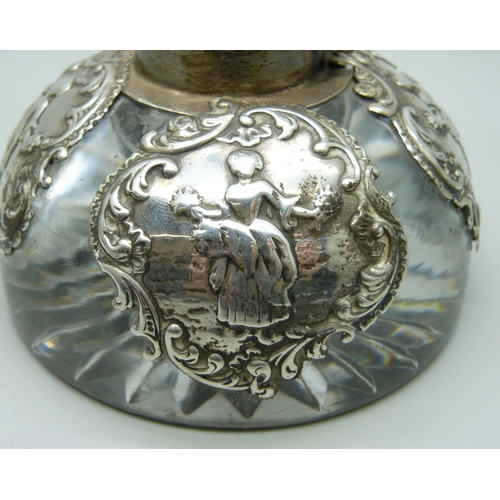 823 - A William Comyns glass inkwell with silver overlay and lid, London 1901, base 9cm