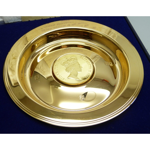 826 - A 22ct gold on silver Silver Jubilee dish set with a crown, 129g, 13cm, together with a Post Office ... 