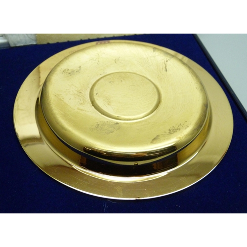 826 - A 22ct gold on silver Silver Jubilee dish set with a crown, 129g, 13cm, together with a Post Office ... 