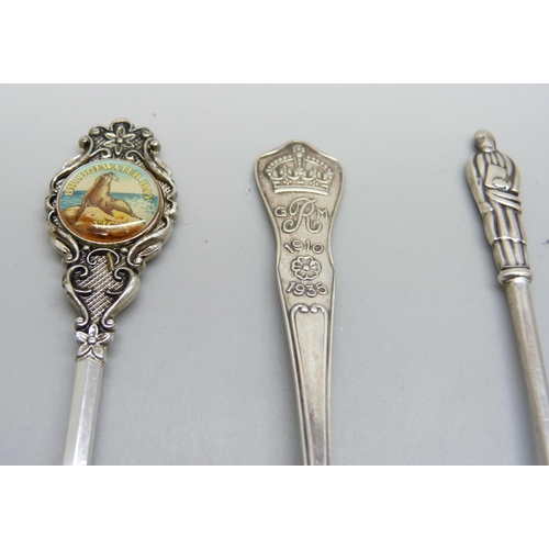 832 - A collection of silver spoons, sugar nips, and a pickle fork, 53g, together with a plated spoon