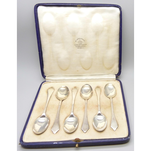 841 - A cased set of six Mappin & Webb silver rattail spoons, Sheffield 1924, 47g