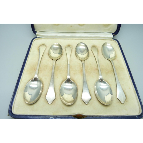 841 - A cased set of six Mappin & Webb silver rattail spoons, Sheffield 1924, 47g